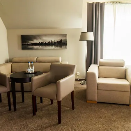 Comm Airport Hotel 3*