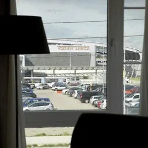 מלון Comm Airport